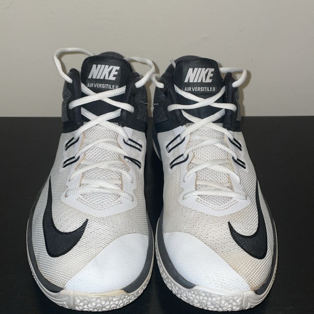 Nike Air Versitile II. White‎ and Black.  2017.  Size 8.5.